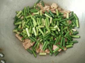 倒入蒜薹，快速翻炒均匀。