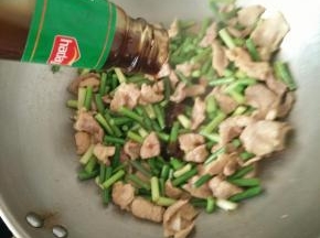 加入适量耗油、盐和一点点水，继续翻炒片刻。