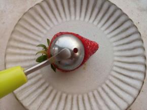 用这样的水果挖球勺子在草莓上如图一样挖掉。