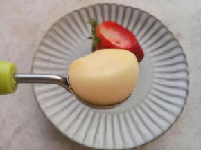 同样用勺子在苹果上挖下一个球(苹果球可以提前挖好放在清水里泡一会儿，防止氧化)