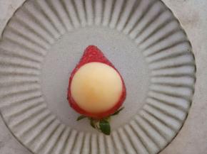 把挖下来的苹果球放在挖好的草莓上。