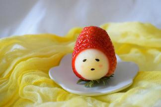 黑芝麻装饰五官就可以了，红脸蛋用一点点的草莓肉点缀。是不是很简单，你学会了吗？