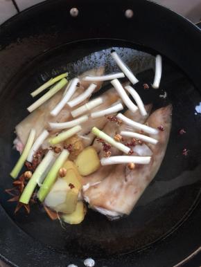 放入葱白，生姜，八角，桂皮，肉蔻和花椒。