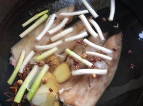 放入葱白，生姜，八角，桂皮，肉蔻和花椒。