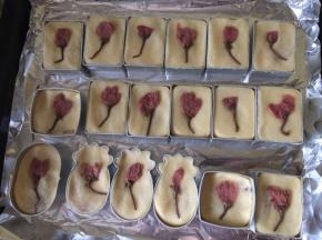 将樱花放在饼上装饰