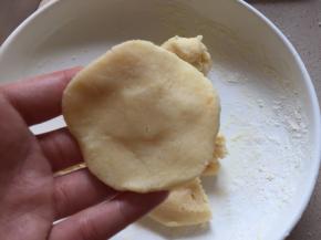 取出冷藏好的油酥团，平均分成23g小剂子搓圆按扁成饺子皮，中间后周围薄
