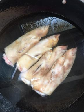 把清洗干净的猪蹄放进锅里，加入适量的清水。