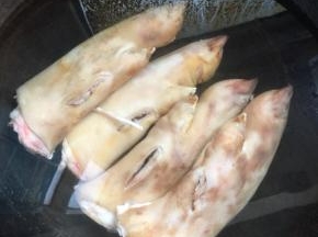 把清洗干净的猪蹄放进锅里，加入适量的清水。