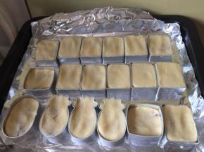 将酥饼放入模具稍按平即可，馅料可做20个，我只做了18个