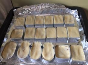 将酥饼放入模具稍按平即可，馅料可做20个，我只做了18个