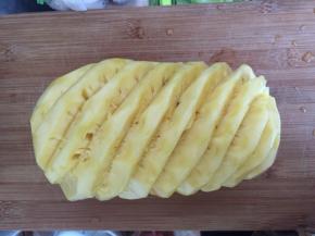 准备一只去皮大凤梨，没有凤梨也可以用菠萝代替，但口感会有少许略差，净重1018g