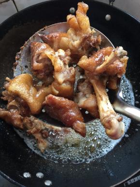 锅烧热倒入适量的油烧至七成热，放入猪蹄炸至金黄色即可捞出沥干油分备用。