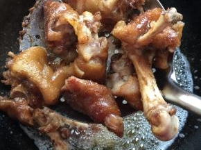 锅烧热倒入适量的油烧至七成热，放入猪蹄炸至金黄色即可捞出沥干油分备用。