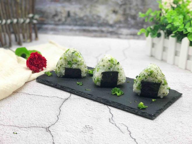 西兰花肉松饭团