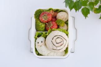 最后把所有食材摆放在便当盒中，用海苔剪出眼睛嘴巴，还有蜗牛壳纹路，用意大利面当成触角即可。