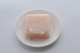 取虾肉一块解冻备用。这次选用的是南极直达的虾肉，比较鲜甜，也非常适合孩子吃。