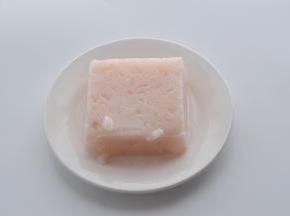 取虾肉一块解冻备用。这次选用的是南极直达的虾肉，比较鲜甜，也非常适合孩子吃。