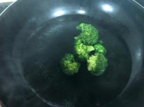 锅里放水煮开，加入一小勺盐和几滴油，西兰花洗净倒入焯水1分钟左右！(加盐和油可以使西兰花的颜色更绿一些。)
