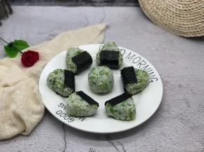 外面包上海苔，美味又美丽的饭团就做好了。