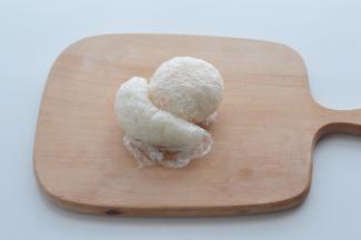 炒好的虾肉与少量米饭进行搅拌，并用保鲜膜捏出蜗牛壳。再取适量米饭捏成蜗牛身体（不加虾肉）