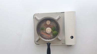 把所有蔬菜和香肠进行焯水，加入适量盐调味，并捞出沥干水份备用。（因为是给宝宝吃的，香肠只需焯水就好）