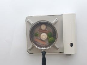 把所有蔬菜和香肠进行焯水，加入适量盐调味，并捞出沥干水份备用。（因为是给宝宝吃的，香肠只需焯水就好）