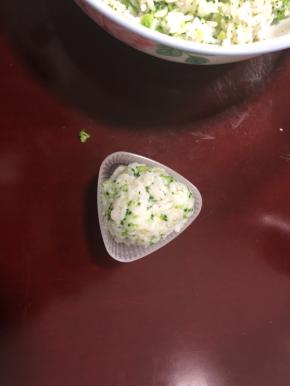 放入到模具里按压成三角形饭团。