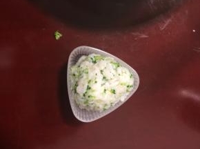 放入到模具里按压成三角形饭团。