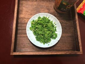 西兰花捞出沥干水分，去根切碎。