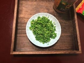 西兰花捞出沥干水分，去根切碎。