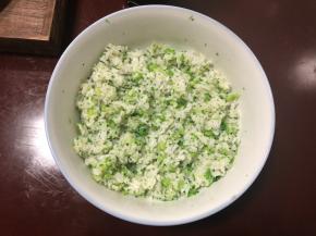 加一勺盐和适量香油搅拌均匀即可。