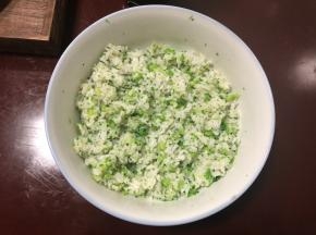 加一勺盐和适量香油搅拌均匀即可。