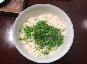 切碎的西兰花放入事先准备好的米饭中。