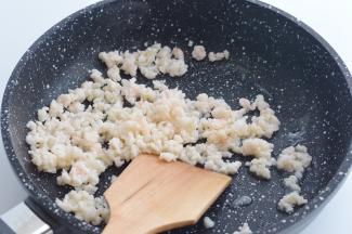 锅里放少许橄榄油，放入虾肉煸炒片刻，加少许盐进行调味。