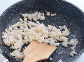 锅里放少许橄榄油，放入虾肉煸炒片刻，加少许盐进行调味。