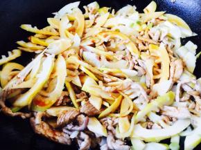 淋入2勺的生抽和2勺的黄酒。