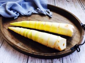 将春笋的笋衣剥去，切去一小部分较老的根部。