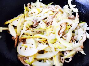 放入肉丝和春笋。