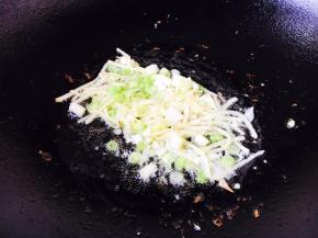 热锅凉油放入姜丝和葱花爆香。