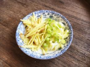 准备好姜丝和葱花。