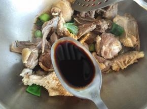 放入老抽翻炒均匀