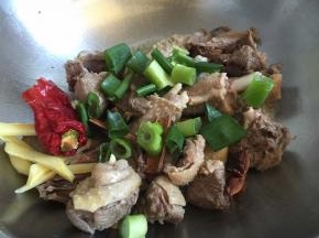 放入配料继续翻炒片刻