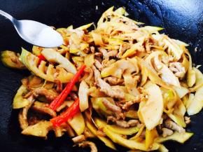 放入少许的盐，翻炒均匀。