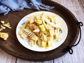 将春笋切成薄片。