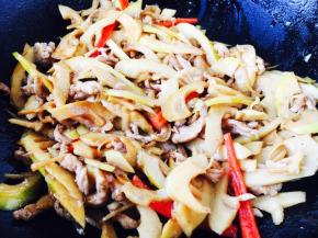 小火焖5分钟左右，最后放入彩椒丝，翻炒均匀即可。