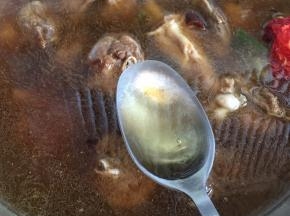 添水没过大鹅块，放入料酒，大火烧开后转中火炖约一小时，至大鹅肉九分熟