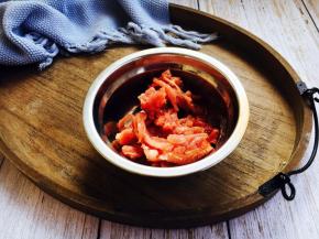 把猪里脊切成丝。