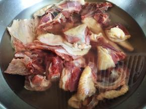 凉水下锅焯去血沫