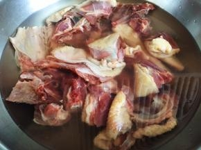 凉水下锅焯去血沫