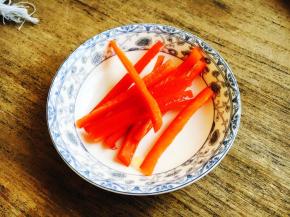 将辅助食材红色的彩椒切成丝。